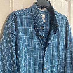 L.L.Bean buttons down wrinkle free shirt size L 100% cotton