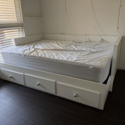 full sized day bed with storage drawers and full mattress