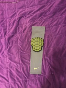 NIKE PRO COMBAT VIS-DEFLEX BASKETBALL SLEEVE