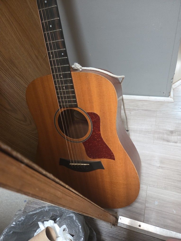 Taylor Baby Big Guitar