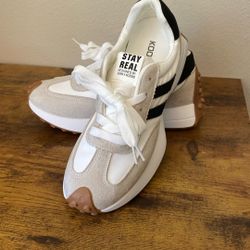 NEW Women’s Size 9 Sneakers
