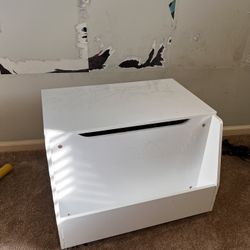 Free KIDS TOY BOX.Large And Free Toys Inside