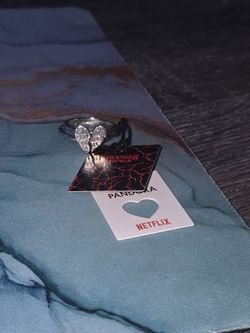 Pandora x Stranger Things Friends Don't Lie Ring