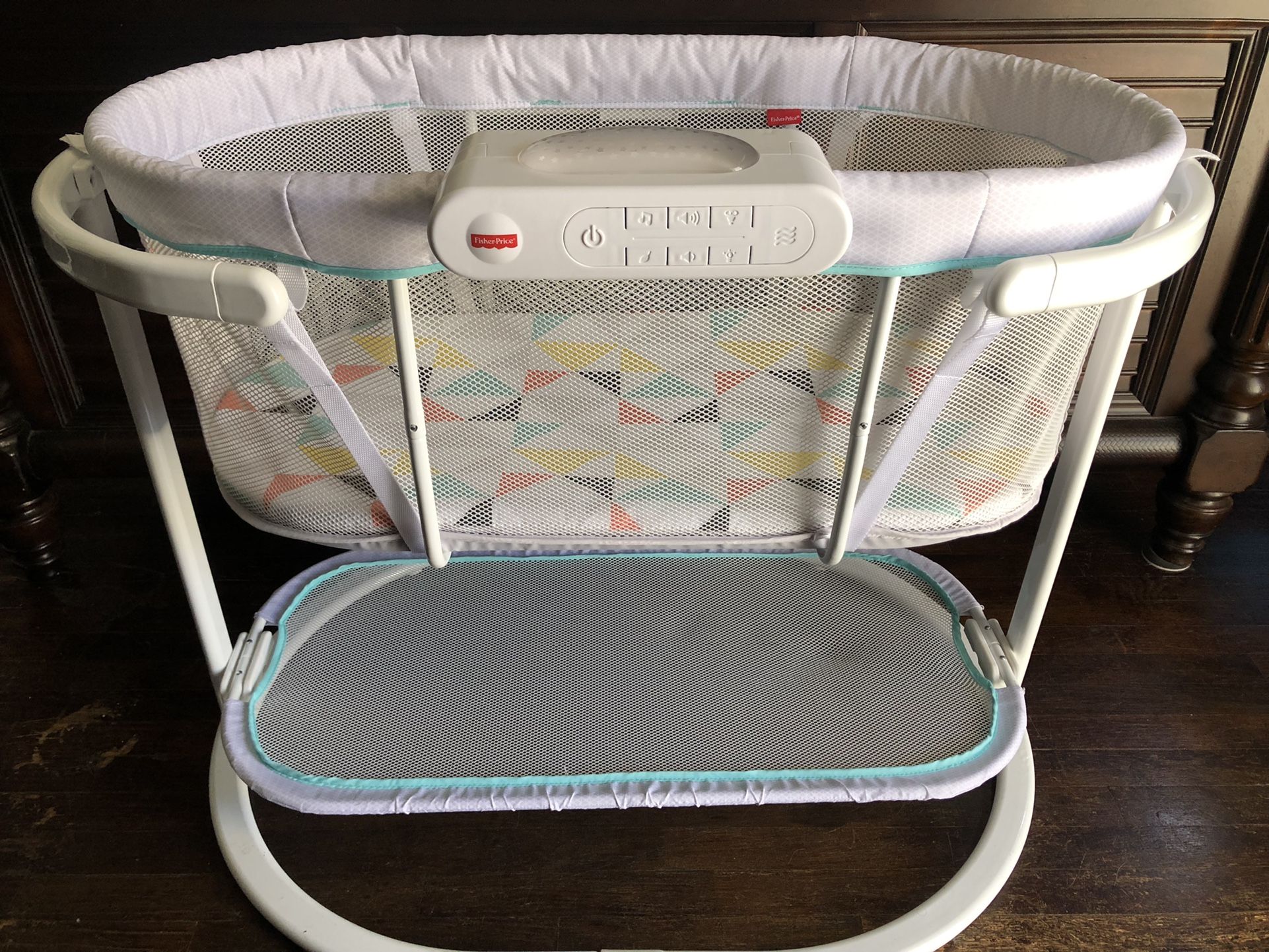Fisher Price Soothing Motions Bassinet MDL# DPV72 In Excellent Condition Like New