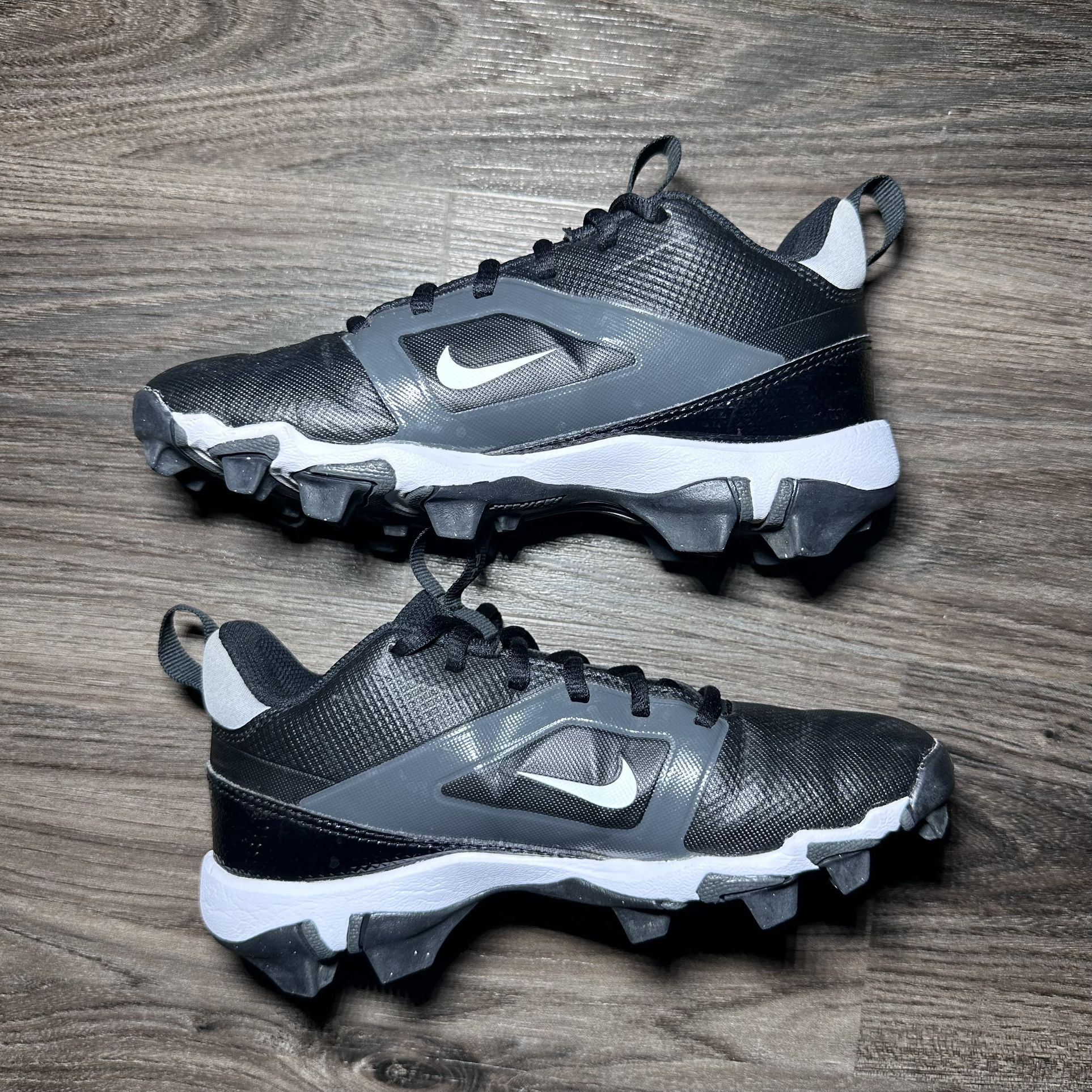 Size 2Y: Kid’s Nike Alpha Menace 4 Shark Low Football Cleats FQ4012-001