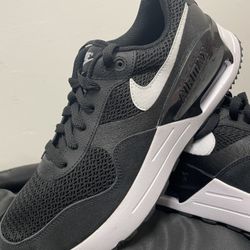 Authentic Nike Running shoes Men’s Size 11 NEW