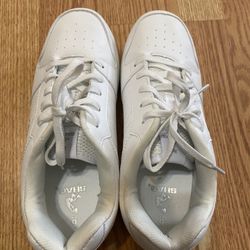 Shaq Tennis Shoes (size6)