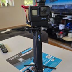 GoPro HERO7 Black Bundle – w/ Rode Mic & GoPro Selfie Stick – Great Condition