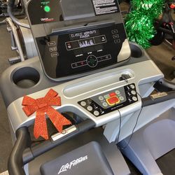 Life Fitness T3 Treadmill With Track Connect 2.0 Console And ONLY 30 Run Hours 