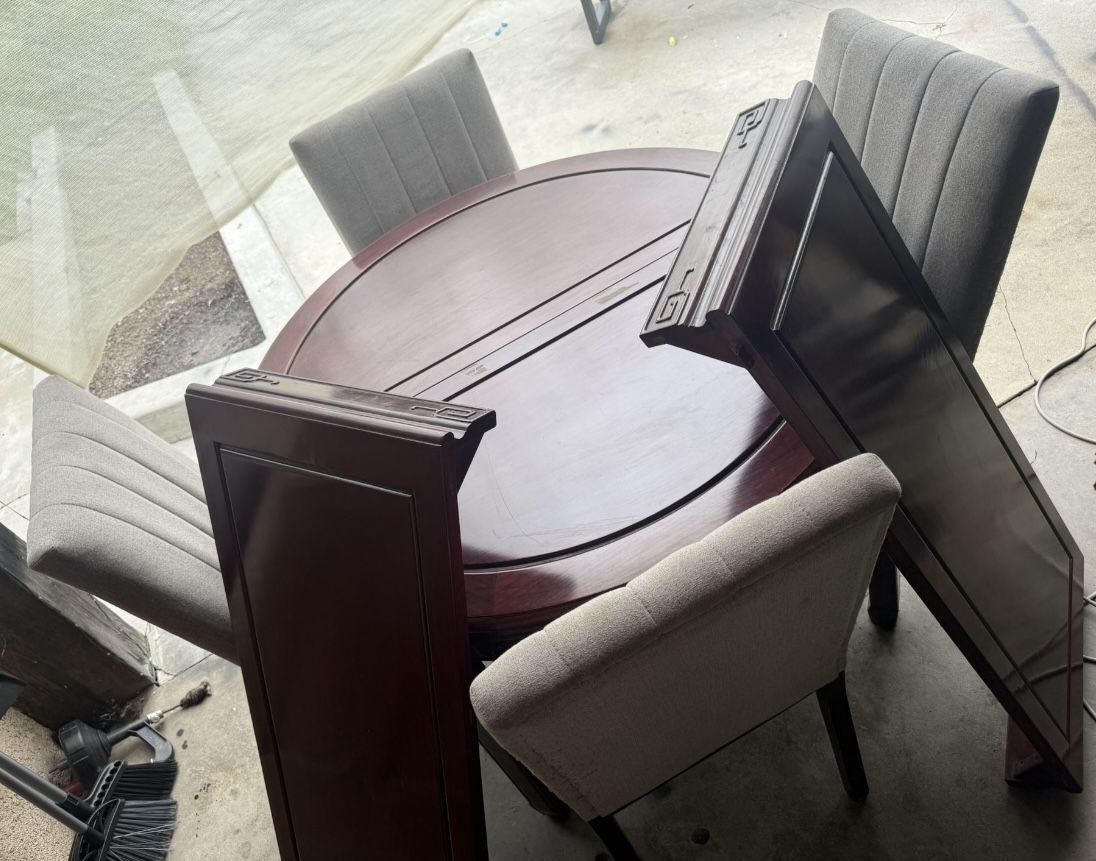 Table and Chairs with Seat Covers