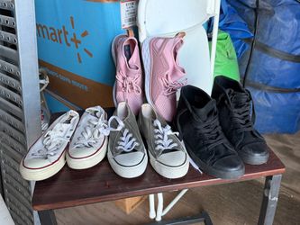 Tennis shoes