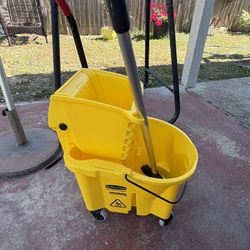 Rubbermaid Commercial WaveBrake mop bucket 