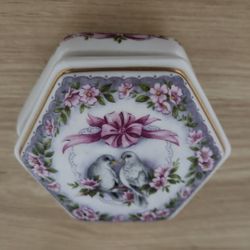 1987 Heritage House Valentine Serenades Music Box "Let Me Call You Sweetheart"