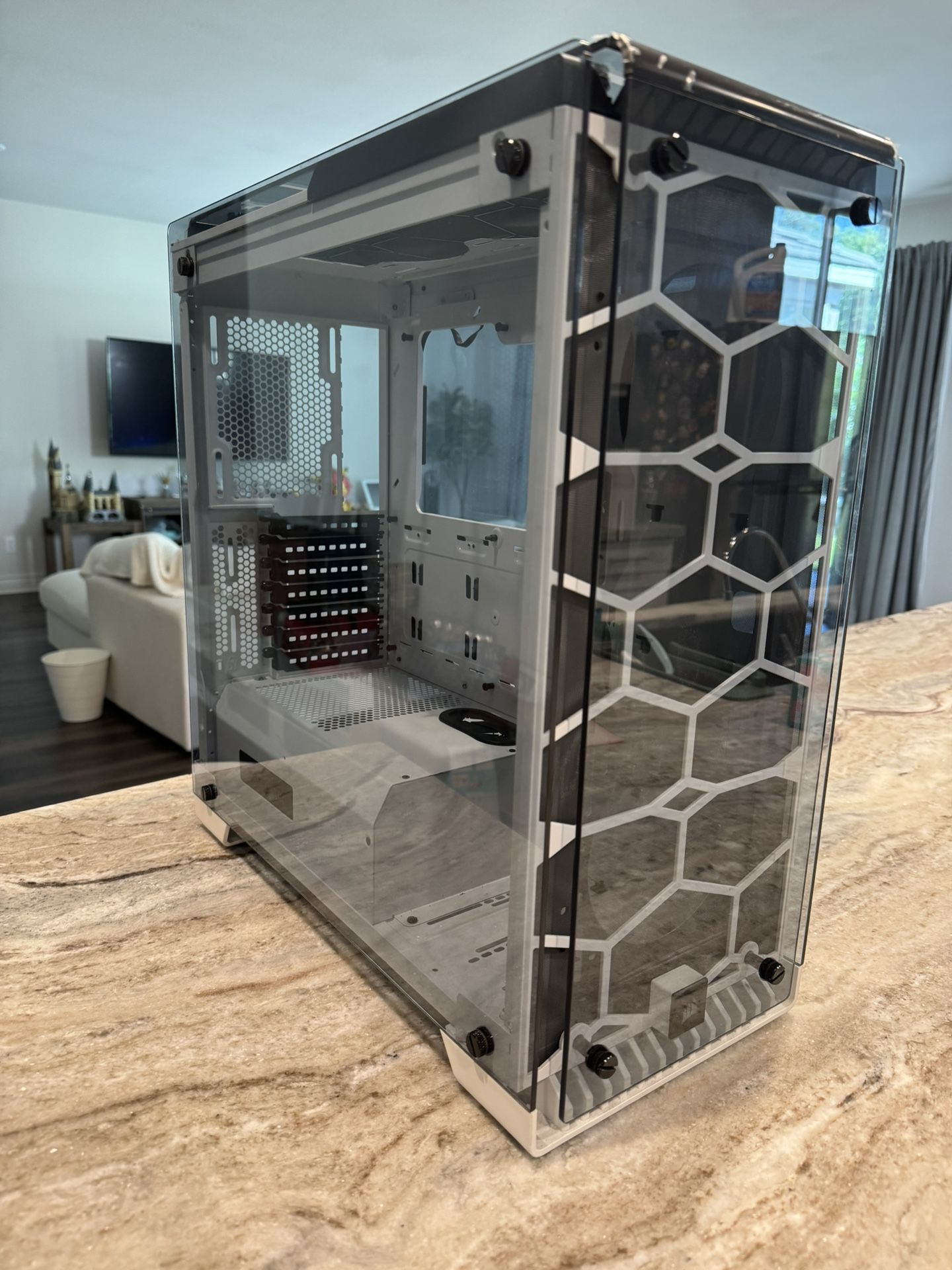 Selling my Corsair Crystal Series 570X RGB ATX Mid-Tower Case – White Edition.