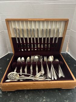 Oneida ROYAL ROSE Silver Plate Flatware Set - Service for 12 plus lots of extras