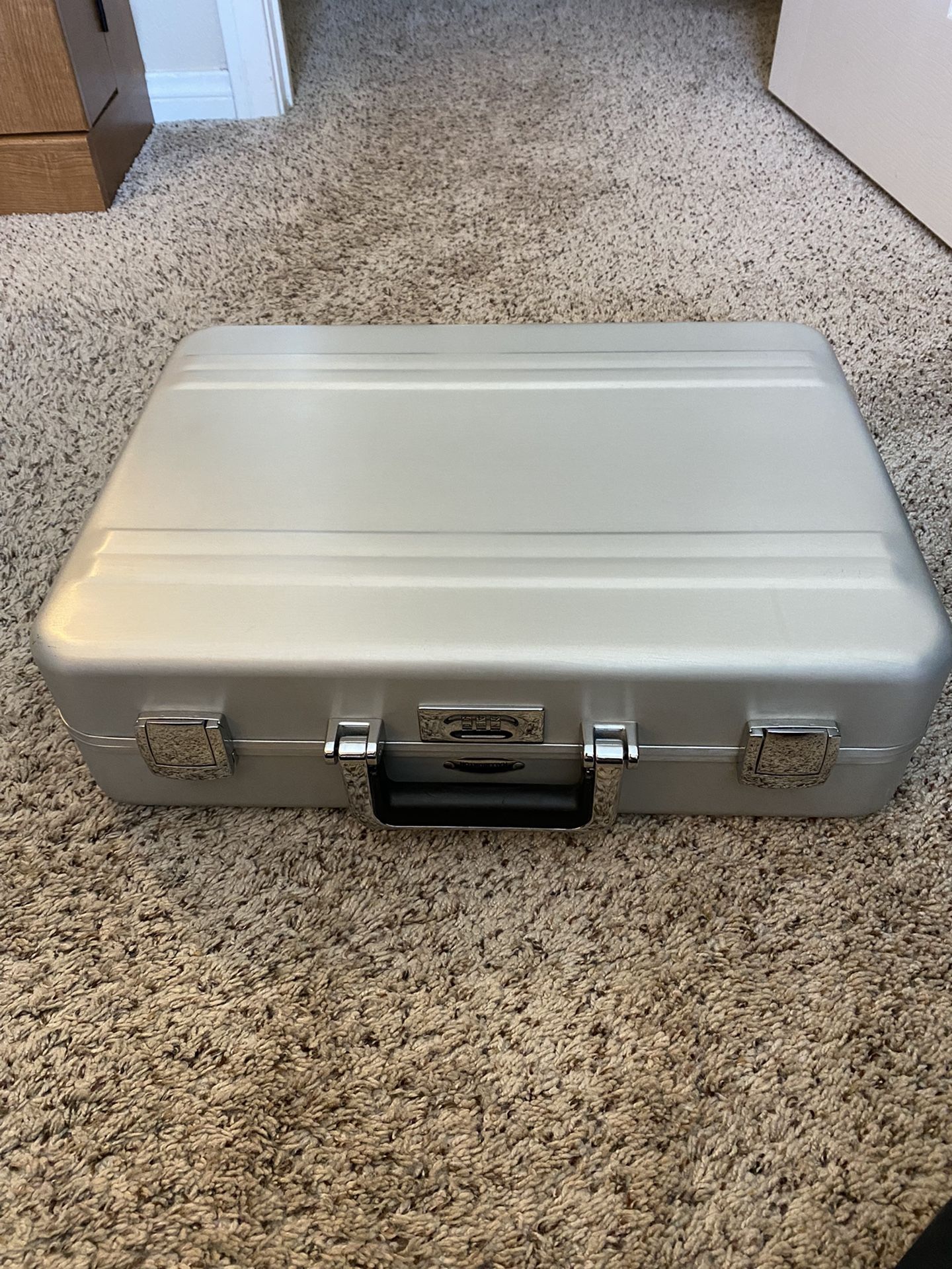 Zero Halliburton DZ7-SI Silver Traveling Computer Attache