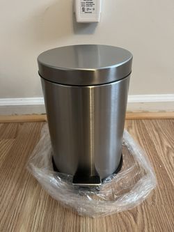 BRAND NEW STAINLESS STEEL BATHROOM TRASH CAN.  🗑️.   PEDAL FUNCTION.  LINER.  AMAZON PRICE $31.25 (SEE AD).  CLOSEOUT $15🔥🔥