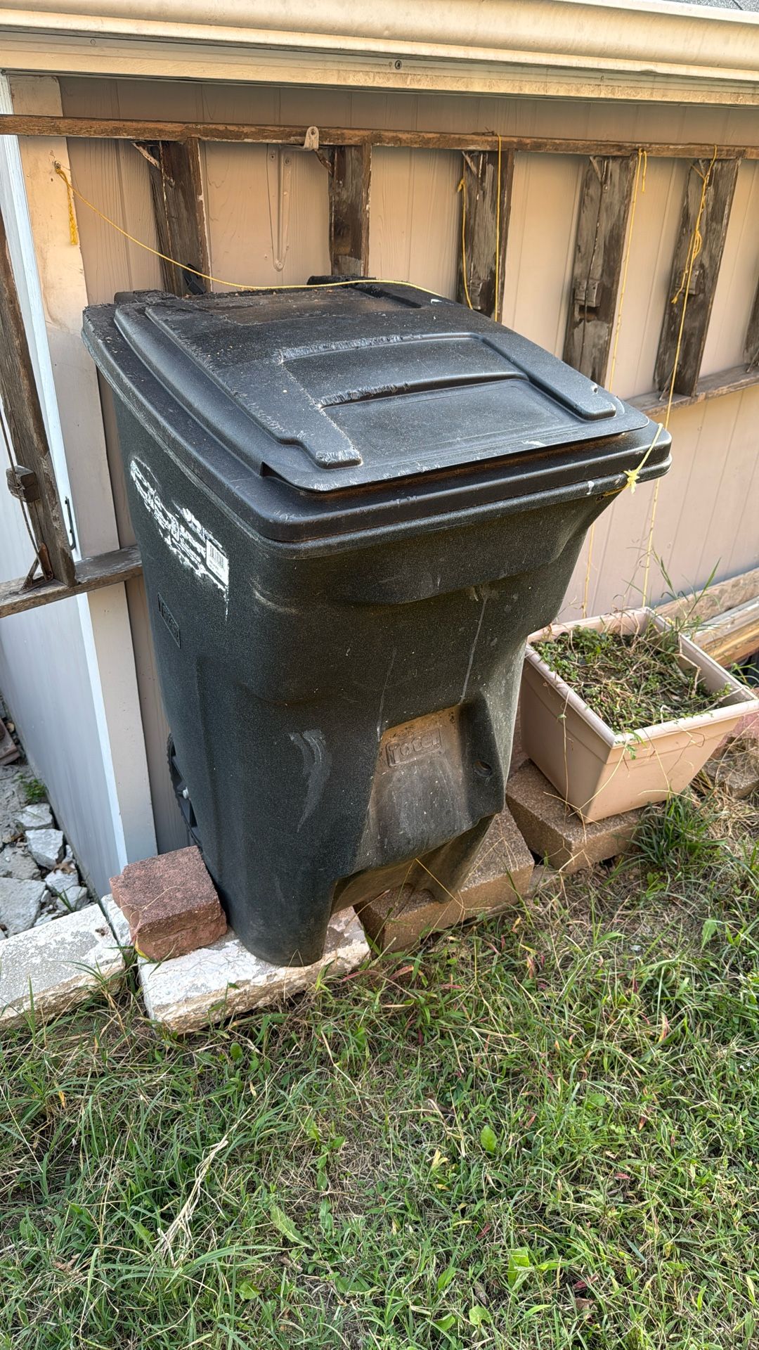 Toter 96 Gl Garbage Can