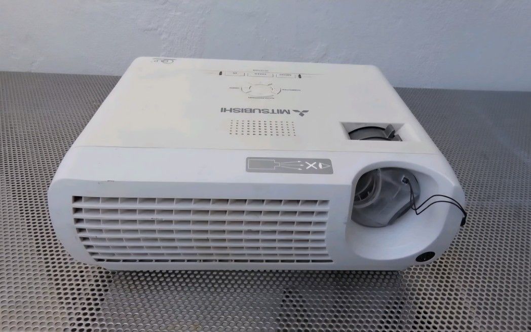 Mitsubishi XD205U 1700:1 1500 Lumens DLP Video Projector (No Remote)