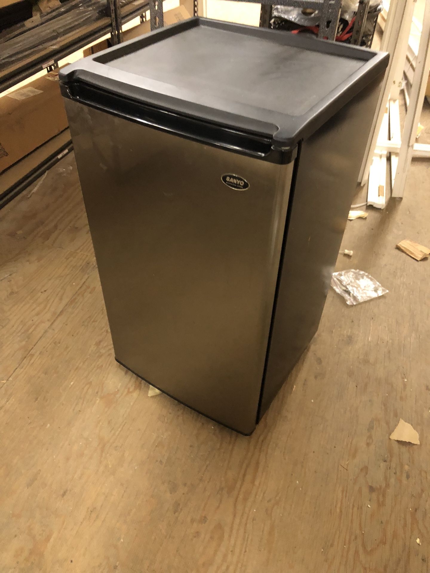 SANYO REFRIGERATOR. RUNS GREAT!