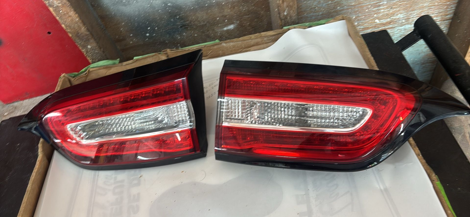 2014 2018 JEEP CHEROKEE RIGHT & LEFT SIDE INNER TRUNK LIGHT PAIR OEM