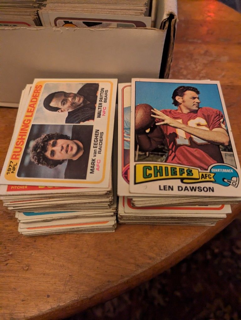 7,000 Baseball And Football Cards From The 1970s