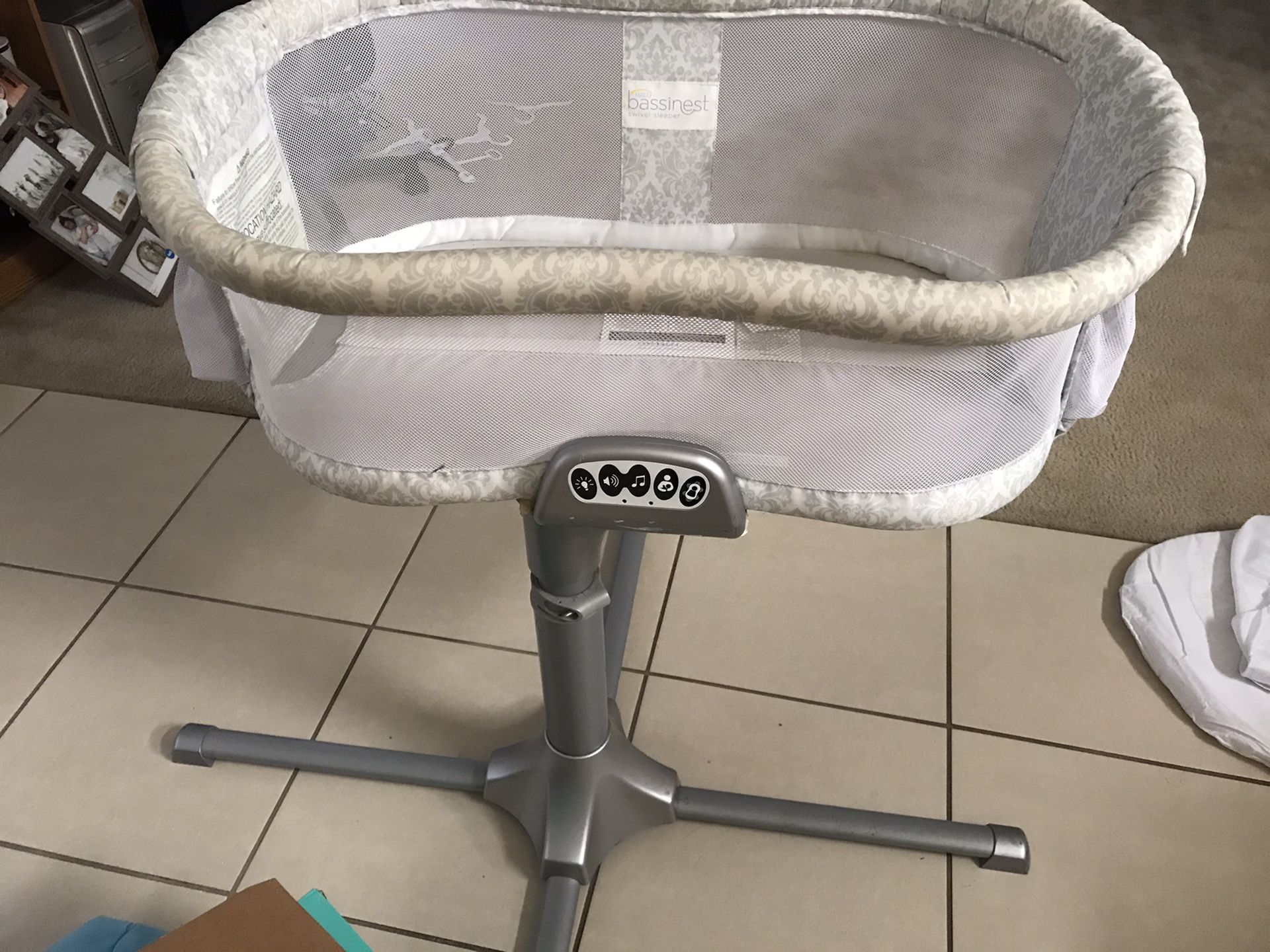 Halo bassinet swivel sleeper