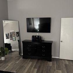 Bedroom dresser with 2 night stands