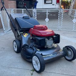 Honda HRT 216 Push Lawn Mower 
