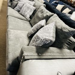 STUNNING NICE COUCH AND LOVESEAT