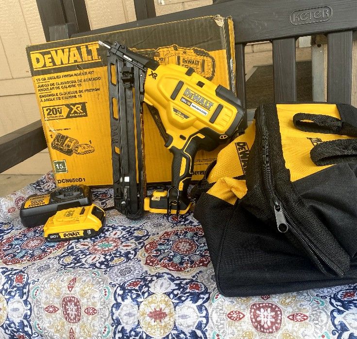 DeWalt 20 V MAX. XR Lithium Ion Cordless 2-1/2" 15 Ga Finish Nailer Kit With 2.0 Ah Battery & Charger