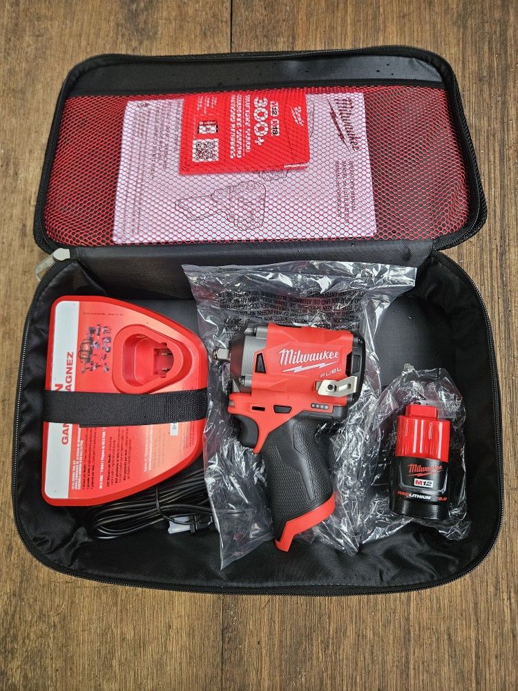 Milwaukee M12 3/8 Impact Kit