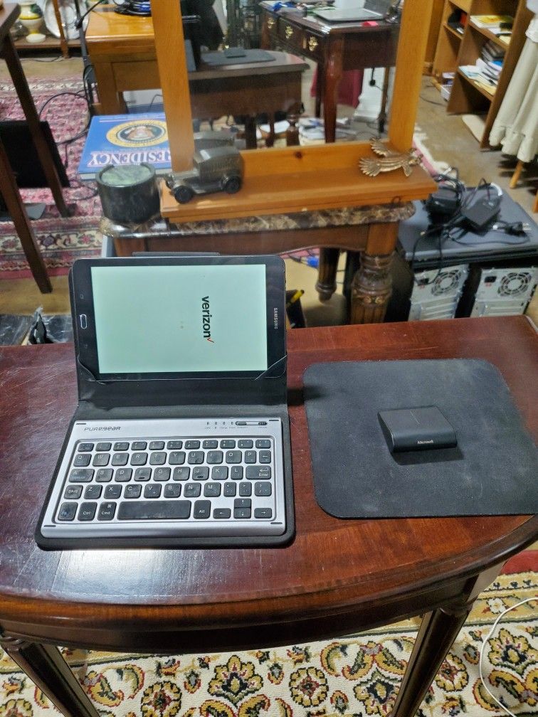 Tablet w/ Bluetooth Keyboard & Mouse
