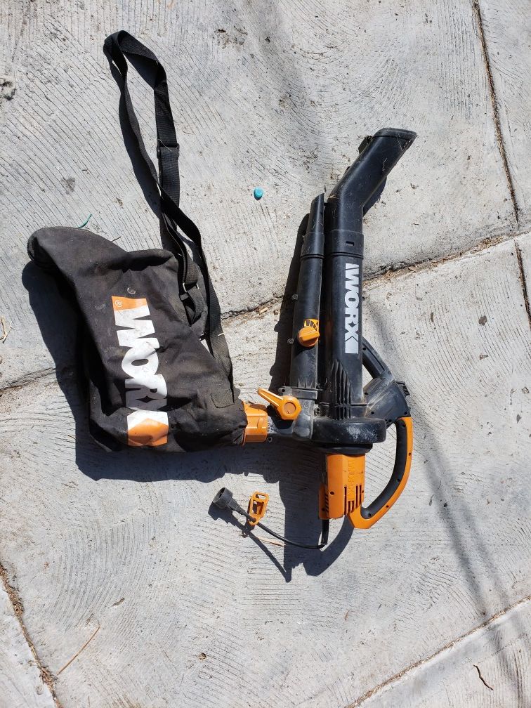 Electric leaf blower and vacuum