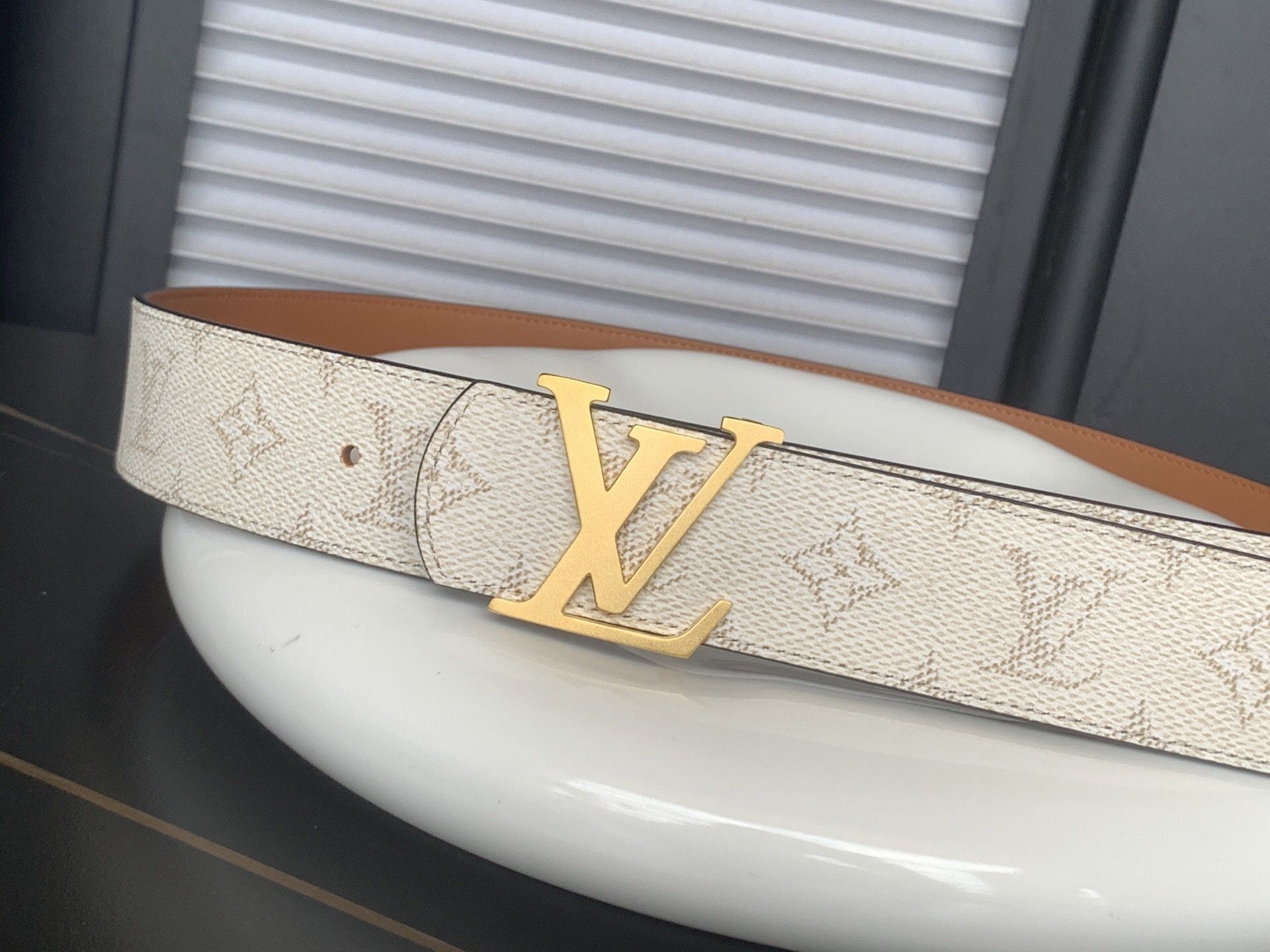 Louis Vuitton men's and women's same belt