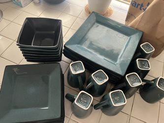 32 Piece Dinnerware Set