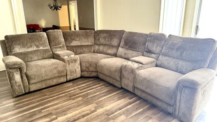 New Reclining Sectional (Decor Free With Purchase)
