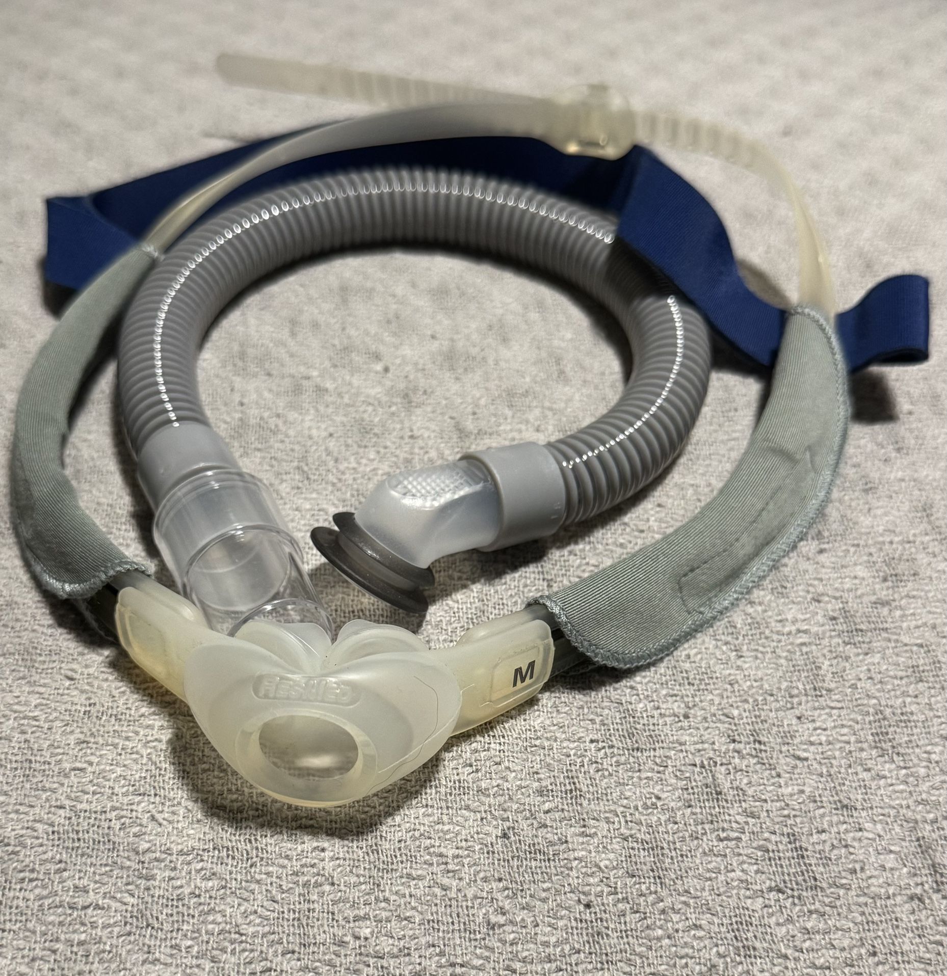 LIKE NEW ResMed Swift FX Nasal Pillow CPAP Mask with Headgear 61500 - Size: Medium