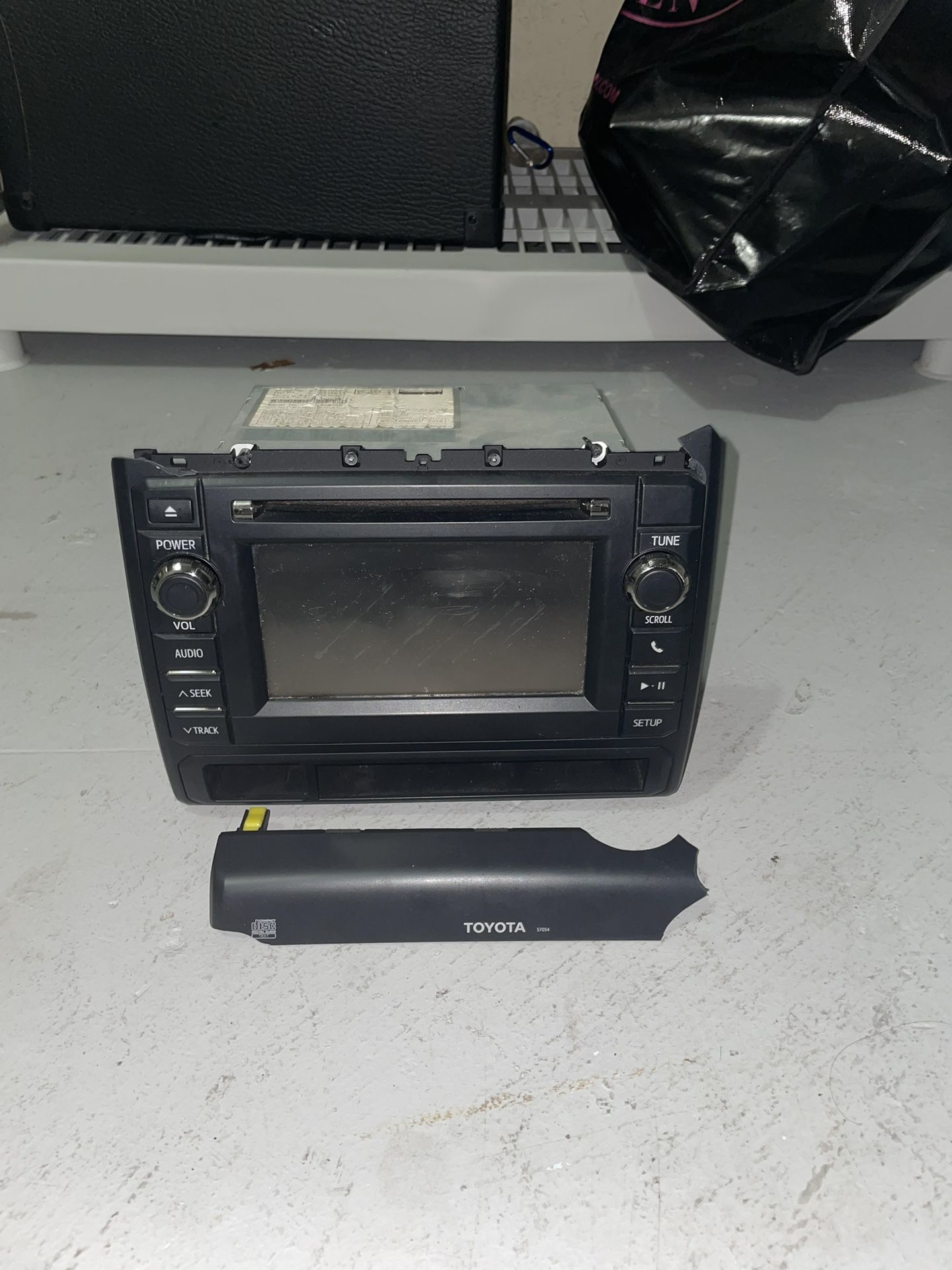 Toyota Tacoma 2013 Stock Radio (SCRATCHED SCREEN AND BROKEN TOP)