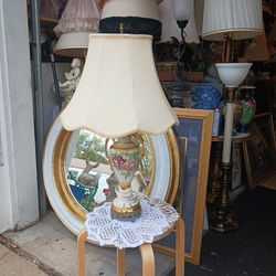 BEAUTIFUL ANTIQUE TABLE LAMP  GREAT CONDITION 