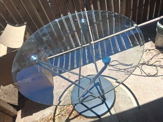 Round glass dinning table