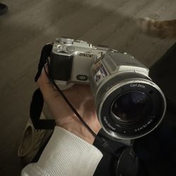 Sony MPEGmovie HQX Digital Still Camera. DSC-F717