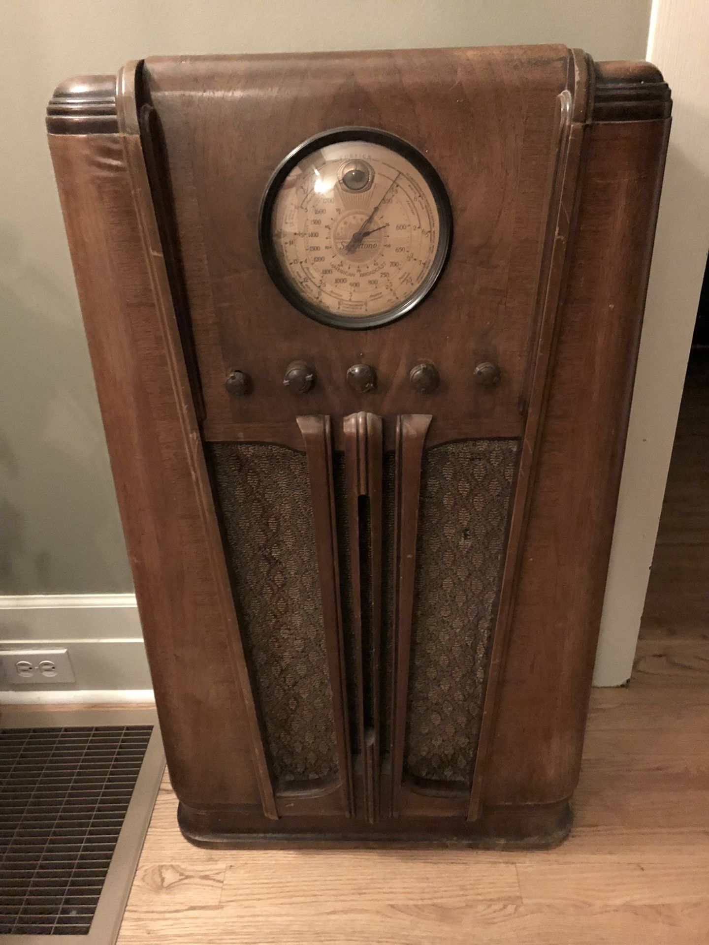 Silvertone Model 4586A console Radio