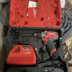 Milwaukee M12 Fuel 2503-22 1/2” Drill/Driver Kit