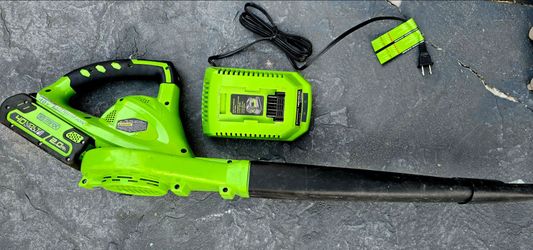 Greenworks 40V Lithium-Ion Cordless Blower - Complete Set (Battery & Charger Included)