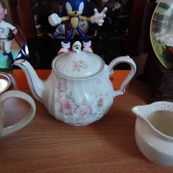Very  Rare Tea Pot In Very Beautiful Condition No Crakes Or No Chips Made By SADLER Made In England!