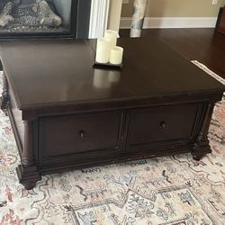 Beautiful Solid Wood Coffee Table w/4-drawers of storage and expanding size – Must Sell! $200 OBO