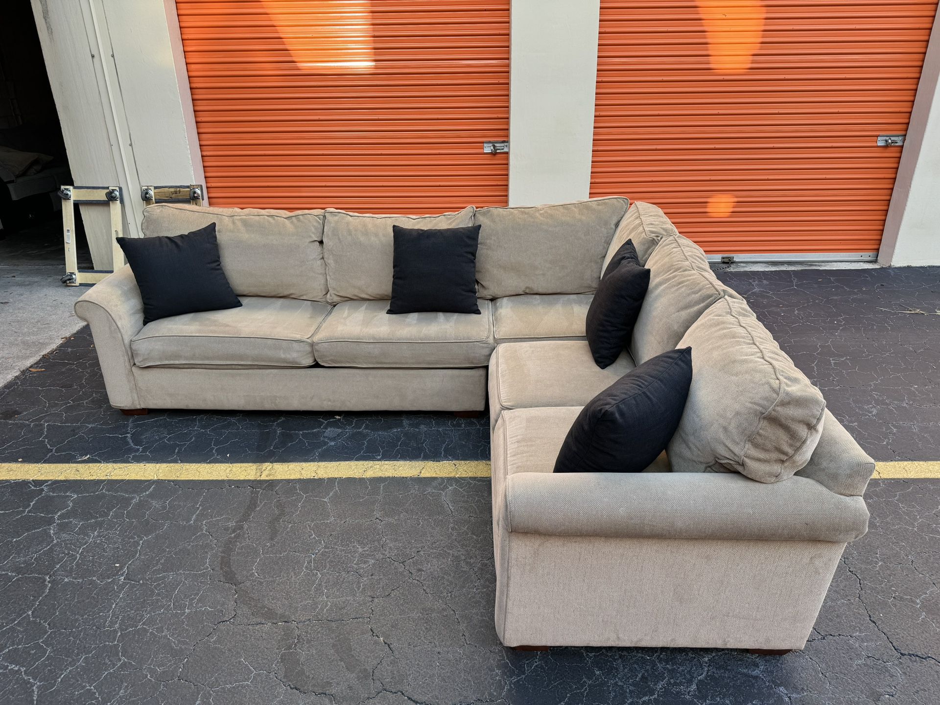 Havertys Sleeper Sectional (Pull-Out Bed) - Delivery. 