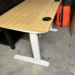 UPLIFT Standing Desk  $250  OBO (free Delivery)