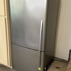 Fisher Paykel Refrigerator $ 250